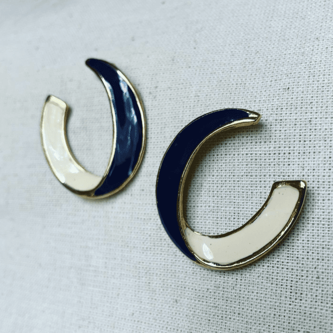 a close up of a pair of earrings.