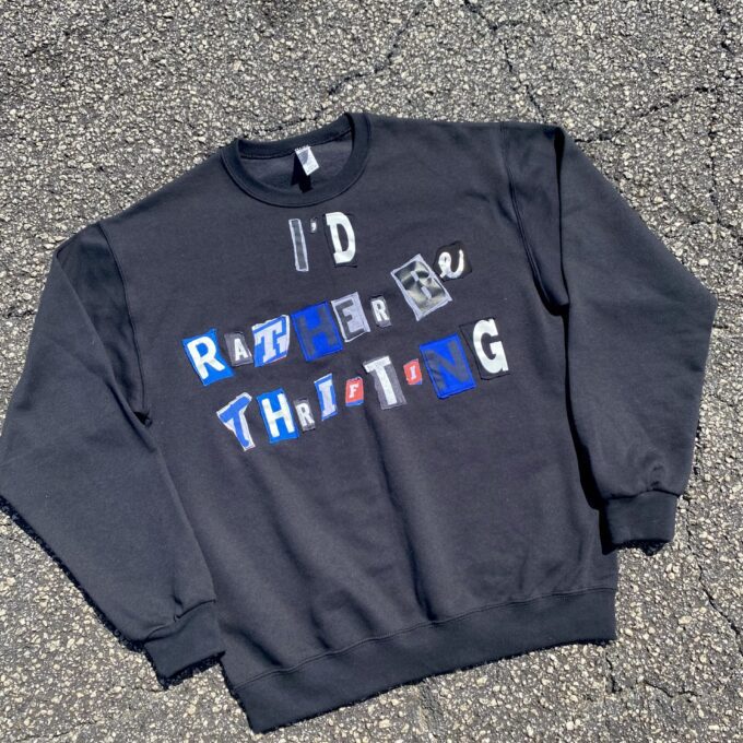 a sweatshirt that says rather thang on it.