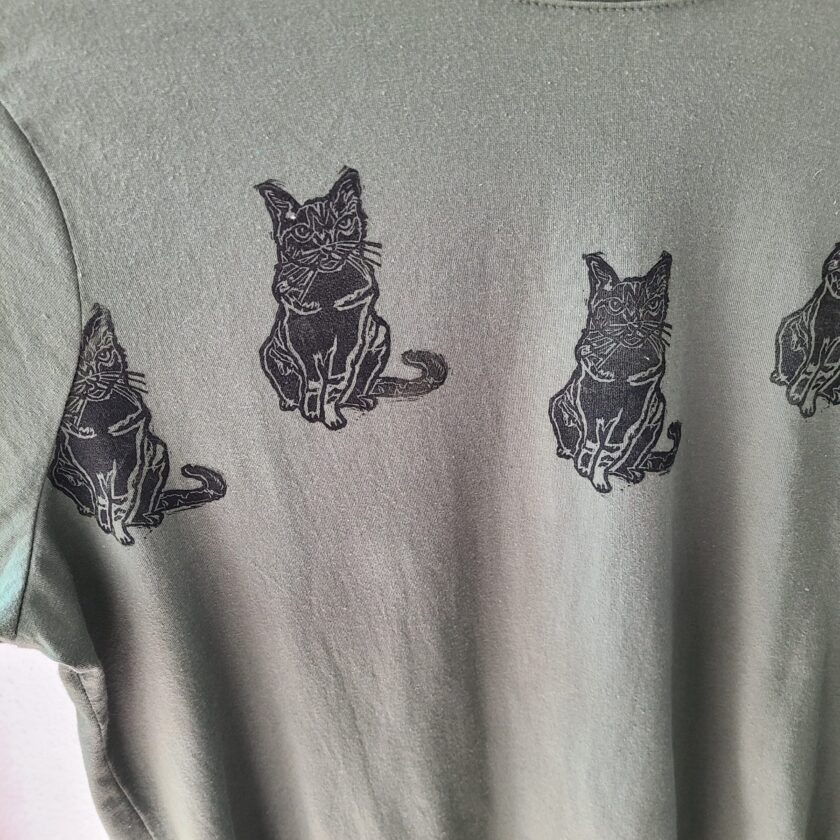 a t - shirt with a picture of a cat on it.